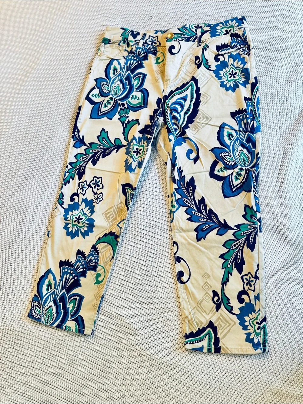 CHICO’S So Lifting Crop Cream & Blue Paisley Floral Cropped Straight-Leg Pants